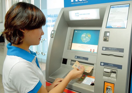 Rút tiền mặt thẻ visa tại ATM