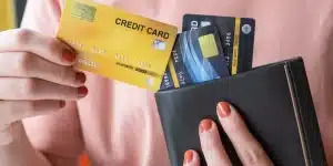 Sau vụ khách hàng ở Quảng Ninh dùng thẻ tín dụng 8,5 triệu đồng, sau 11 năm bị đòi 8,8 tỷ đồng, nhiều người tá hỏa đi kiểm tra tài khoản vì lo "dính" nợ xấu.